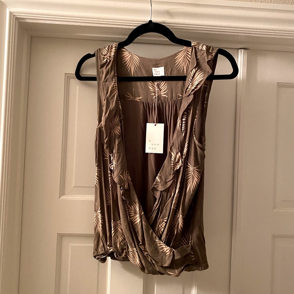 NWT Sleeveless Women’s Floral ruffle shirt - S